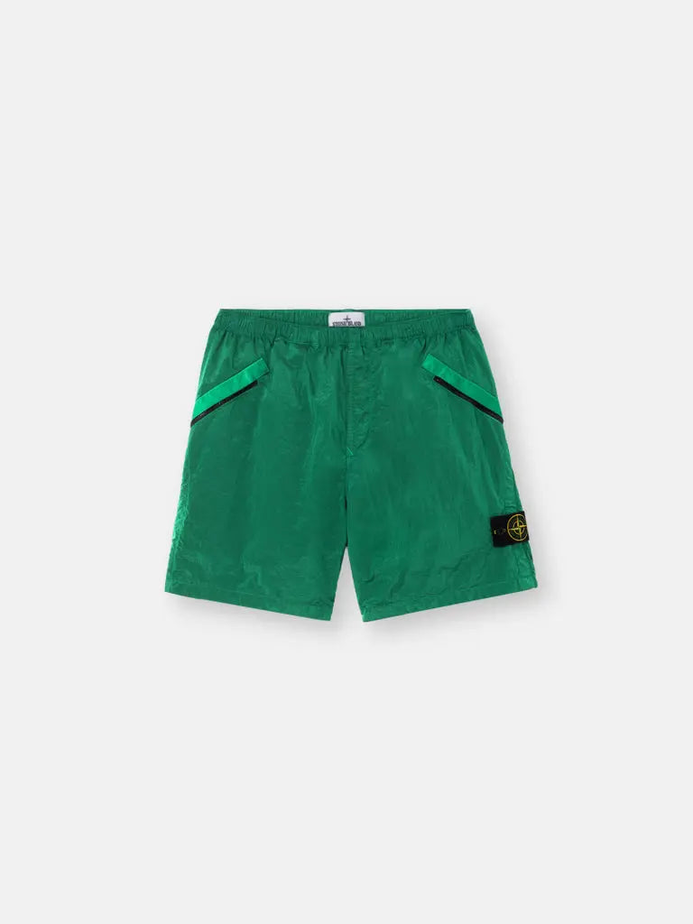 Short confectionné dans le tissu Nylon Metal de Stone Island - CALVERO