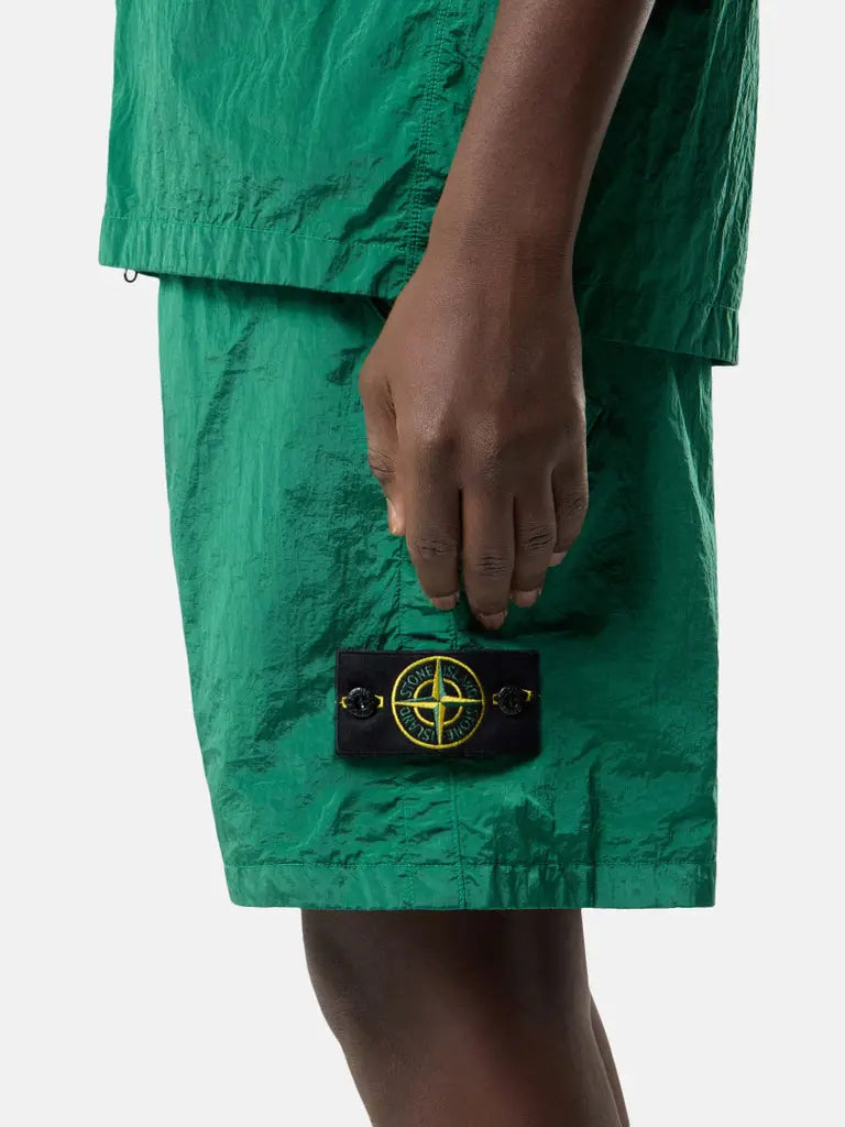 Short confectionné dans le tissu Nylon Metal de Stone Island - CALVERO
