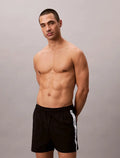 Short de bain court avec cordon de serrage - Logo Tape - CALVERO
