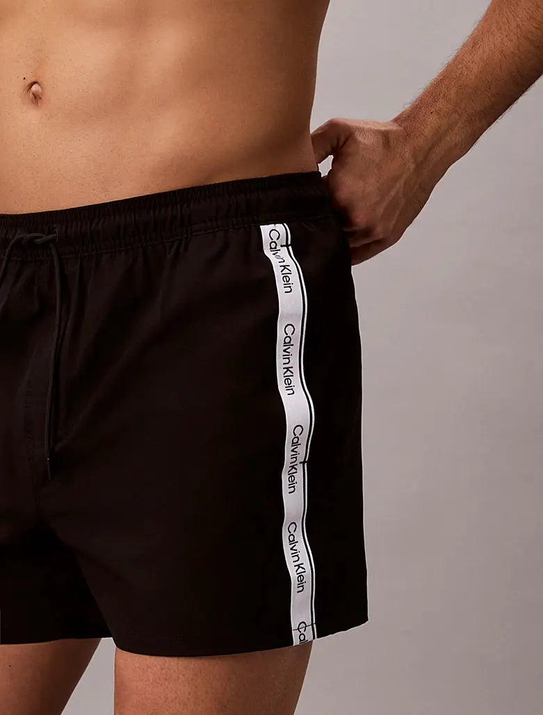 Short de bain court avec cordon de serrage - Logo Tape - CALVERO